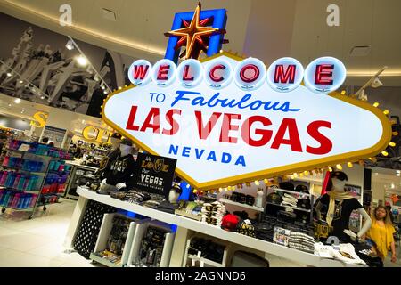 Innenaufnahmen eines großen Las Vegas Zeichens, das in einem Souvenirladen in den Forum-Shops, Las Vegas, Nevada, USA ausgestellt ist Stockfoto