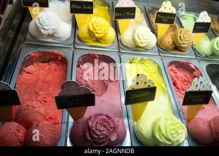 Klassische italienische Gourmet-Gelato-Gelatto-Eiscreme-Aromen im Laden Stockfoto