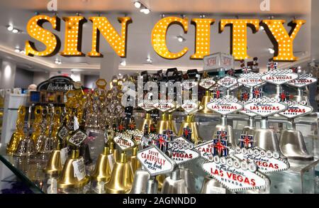 Innenaufnahmen eines großen Sin City Hinweiszeichens, das in einem Souvenirladen in den Forum-Shops, Las Vegas, Nevada, USA ausgestellt ist Stockfoto