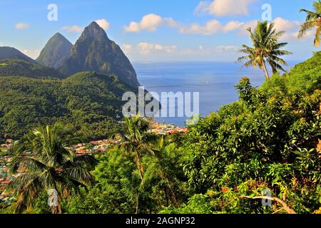 Tropische Landschaft mit Blick auf das Dorf und die beiden Pitons, Gros Piton und Petit Piton 770 m 743 m, Soufriere, St. Lucia, Kleine Antillen, West Stockfoto