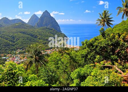 Tropische Landschaft mit Blick auf das Dorf und die beiden Pitons, Gros Piton und Petit Piton 770 m 743 m, Soufriere, St. Lucia, Kleine Antillen, West Stockfoto