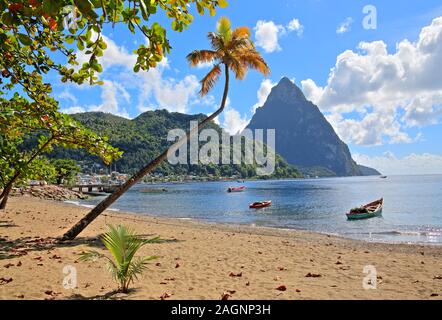 Strand mit dem Petit Piton 743 m, Soufriere, St. Lucia, Kleine Antillen, Westindische Inseln, Karibik Stockfoto