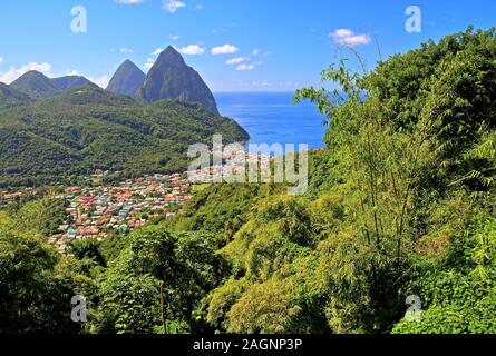 Tropische Landschaft mit Blick auf das Dorf und die beiden Pitons, Gros Piton und Petit Piton 770 m 743 m, Soufriere, St. Lucia, Kleine Antillen, West Stockfoto