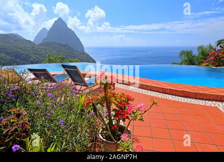 Terrasse mit Pool des La Haut Resort mit Blick auf die beiden Pitons, Gros Piton und Petit Piton 770 m 743 m, Soufriere, St. Lucia, weniger Stockfoto