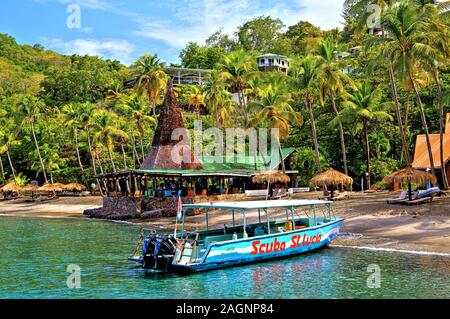 Bucht mit Palm Beach und der Strand bar Der Anse Chastenet Hotel, Soufriere, St. Lucia, Kleine Antillen, Karibik, Karibische Inseln Stockfoto