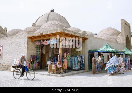 Souvenir Shop am Eingang zur Kuppel Basare, traditionelles Handwerk, alte Stadt Buchara, Provinz Buxoro, Usbekistan Stockfoto