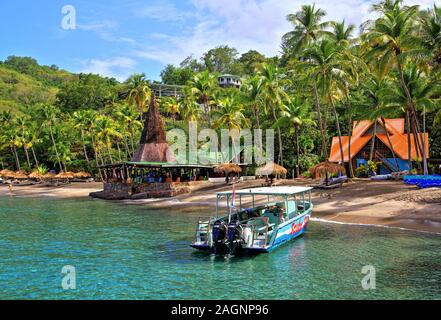 Bucht mit Palm Beach und der Strand bar Der Anse Chastenet Hotel, Soufriere, St. Lucia, Kleine Antillen, Karibik, Karibische Inseln Stockfoto