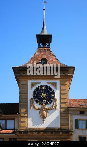 Uhr auf Bern Gate, Murten im Kanton Freiburg, Schweiz, Europa Stockfoto