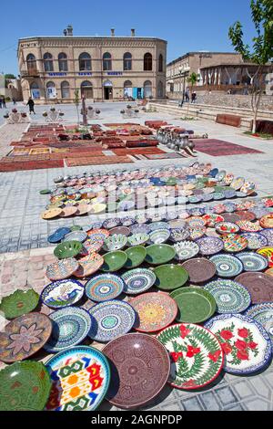 Keramikplatten für Verkauf auf einem quadratischen, traditionelles Kunsthandwerk, Altstadt, Buchara, Provinz Buchara, Usbekistan Stockfoto