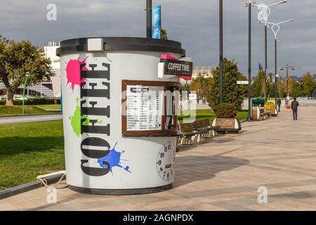 Baku, Aserbaidschan - November 14, 2019: Kaffee Bar am Ufer des Kaspischen Meeres in Baku. Stockfoto