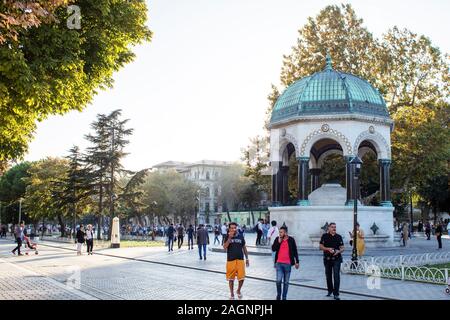 ISTANBUL - Türkei, 19. MÄRZ 2019: eine Nahaufnahme der Deutschen Brunnen in Sultan Ahmet Platz. Touristen besuchen um. Es hat eine grüne Stockfoto