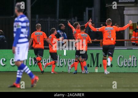 Volendam, Niederlande. 20 Dez, 2019. VOLENDAM, 20-12-2019, Kras Stadion Keuken Kampioen Divisie, niederländische Fußball, Saison 2019-2020, Volendam player Jari Vlak sein Ziel 1-0 während des Spiels Credit feiern: Pro Schüsse/Alamy leben Nachrichten Stockfoto