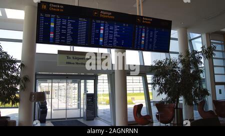 Kopenhagen, Dänemark - Apr 04th, 2015: Flüge Information Board auf einem Flughafen Hotel in der Nähe des Terminal Stockfoto