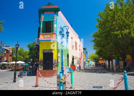 Farbenfrohe Gebäude entlang Caminito Street, La Boca, Buenos Aires, Argentinien Stockfoto