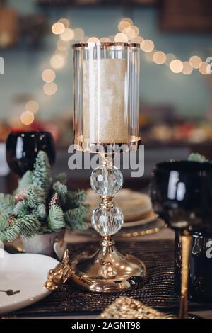 Tabelle ist wunderschön mit Weihnachtsschmuck dekoriert Stockfoto