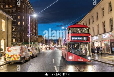 Eine London Bus in der Nacht in der Kings Road London, Großbritannien Stockfoto