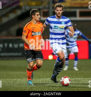 Volendam, Niederlande. 20 Dez, 2019. VOLENDAM, 20-12-2019, Kras Stadion Keuken Kampioen Divisie, niederländische Fußball, Saison 2019-2020, Volendam Spieler Francesco Artonucci, De Graafschap player Javier Tierarzt während des Spiels Credit: Pro Schüsse/Alamy leben Nachrichten Stockfoto