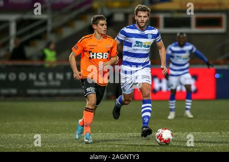 Volendam, Niederlande. 20 Dez, 2019. VOLENDAM, 20-12-2019, Kras Stadion Keuken Kampioen Divisie, niederländische Fußball, Saison 2019-2020, Volendam Spieler Francesco Artonucci, De Graafschap player Javier Tierarzt während des Spiels Credit: Pro Schüsse/Alamy leben Nachrichten Stockfoto