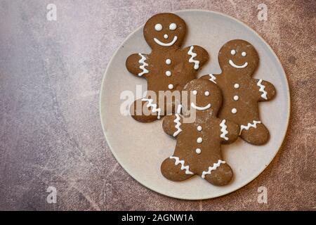 Blick von oben auf die drei Gingerbread man Cookies auf einer Platte Stockfoto