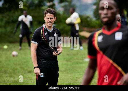 Kampala, Uganda. 16 Dez 2019. Johnathan McKinstry (Trainer, Uganda) beobachtet eine Übung. Uganda National Team in der Ausbildung für die cecafa Senior Challenge Cup 2019. Lubaga auf dem Gebiet der Berufsbildung. Credit: XtraTimeSports (Darren McKinstry) Stockfoto