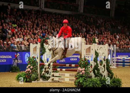 Sir Anthony McCoy konkurriert für die Jungen Mannschaft im Markel Jockeys Springen, in der verletzte Jockeys Fund Class bei Tag fünf der London International Horse Show in London Olympia. Stockfoto