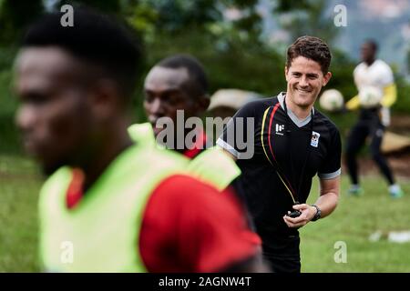 Kampala, Uganda. 16 Dez 2019. Johnathan McKinstry (Trainer, Uganda) beobachtet eine Übung. Uganda National Team in der Ausbildung für die cecafa Senior Challenge Cup 2019. Lubaga auf dem Gebiet der Berufsbildung. Credit: XtraTimeSports (Darren McKinstry) Stockfoto