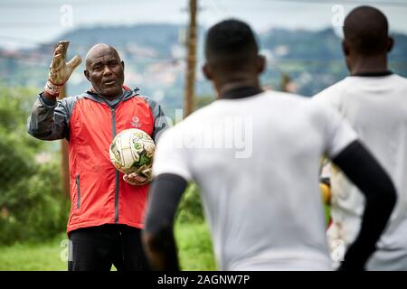 Kampala, Uganda. 16 Dez 2019. Fred Kajoba (Torwarttrainer, Uganda) arbeitet mit Halter in trainnig. Uganda National Team in der Ausbildung für die cecafa Senior Challenge Cup 2019. Lubaga auf dem Gebiet der Berufsbildung. Credit: XtraTimeSports (Darren McKinstry) Stockfoto