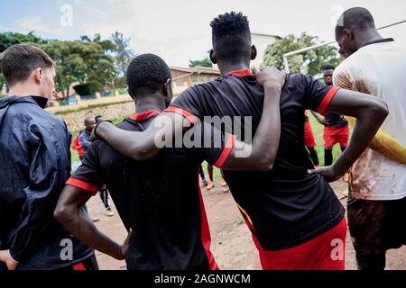 Kampala, Uganda. 16 Dez 2019. Spieler und Mitarbeiter kommen zusammen in einer Unordnung am Ende der Ausbildung. Uganda National Team in der Ausbildung für die cecafa Senior Challenge Cup 2019. Lubaga auf dem Gebiet der Berufsbildung. Credit: XtraTimeSports (Darren McKinstry) Stockfoto