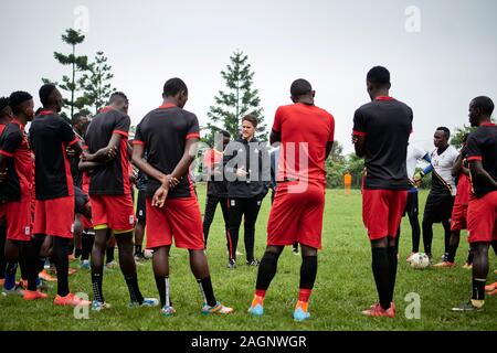 Kampala, Uganda. 16 Dez 2019. Johnathan McKinstry (Trainer, Uganda) spricht zu den Spielern vor der Ausbildung. Uganda National Team in der Ausbildung für die cecafa Senior Challenge Cup 2019. Lubaga auf dem Gebiet der Berufsbildung. Credit: XtraTimeSports (Darren McKinstry) Stockfoto