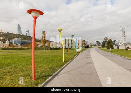 Baku, Aserbaidschan - November 14, 2019: bunten Laternen entlang der Wanderweg am Ufer des Kaspischen Meeres in Baku. Stockfoto
