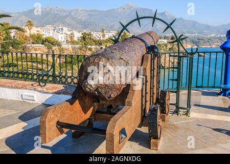 Punkt von Interesse vom Balkon aus Europa an der Spanischen Küste von Nerja. Alte historische Kanone an der Costa del Sol mit Blick auf das Mittelmeer Stockfoto