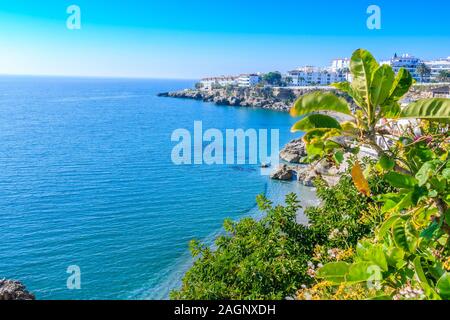 Sicht vom Balkon aus Europa an der Spanischen Küste von Nerja. Sonnenschein an einem herbsttag an der Costa del Sol. Blick auf das Mittelmeer mit Bl Stockfoto