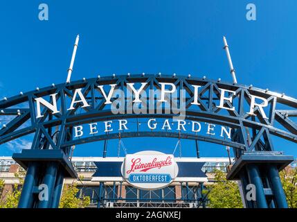 Biergarten am Navy Pier, Chicago, Illinois, USA. Stockfoto