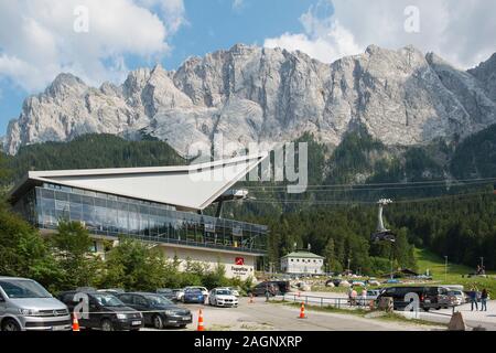 Garmisch Partenkirchen, Bayern, Deutschland - Juli 18, 2019; Station der Seilbahn auf die Zugspitze der höchste Berg Deutschlands eine populäre Wandern ein Stockfoto