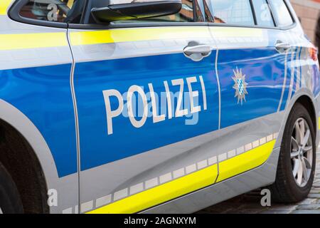 Deutschland - Juli 16, 2019; ein Polizei Auto in Deutschland mit dem Wort Polizei in deutscher Sprache auf der Seite des Auto Stockfoto