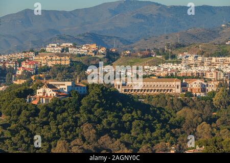 Panoramablick in Malaga Von dem Hügel des Barcenillas Bezirk mit Sagrada Familia El Monte. Hügel mit Wald, Bäume, und Wohnanlagen Stockfoto