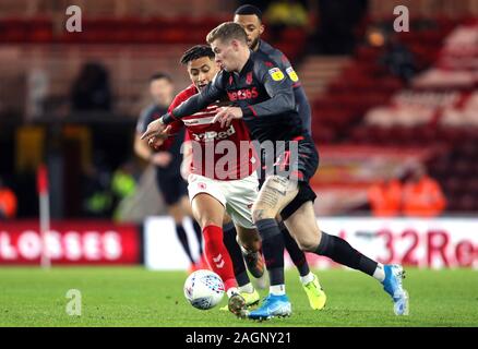 Middlesbrough ist Marcus Tavernier (links) und Stoke City James McClean Kampf um den Ball in den Himmel Wette WM-Spiel im Riverside Stadium, Middlesbrough. Stockfoto