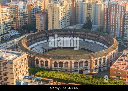 Stierkampfarena an der Küste von Málaga. Im Zentrum von Málaga inmitten von Hochhäusern mit Blick über die Dächer der Stadt mit Sonnenschein Stockfoto