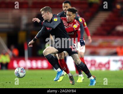 Stoke City James McClean (links) und Middlesbrough ist Marcus Tavernier Kampf um den Ball in den Himmel Wette WM-Spiel im Riverside Stadium, Middlesbrough. Stockfoto