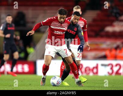 Middlesbrough ist Marcus Tavernier (links) und Stoke City Jordan Cousins Kampf um den Ball in den Himmel Wette WM-Spiel im Riverside Stadium, Middlesbrough. Stockfoto