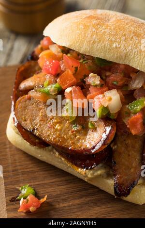 Pikante hausgemachte Chorizo Sandwich mit Salsa und Mayo Stockfoto