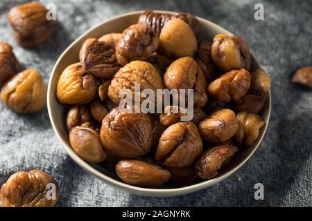 Organische ohne Schale gebratene Kastanien in eine Schüssel geben. Stockfoto