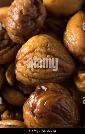 Organische ohne Schale gebratene Kastanien in eine Schüssel geben. Stockfoto