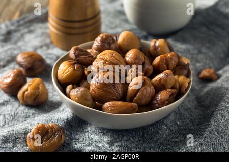 Organische ohne Schale gebratene Kastanien in eine Schüssel geben. Stockfoto