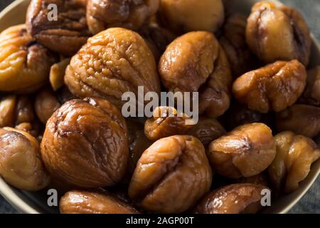 Organische ohne Schale gebratene Kastanien in eine Schüssel geben. Stockfoto