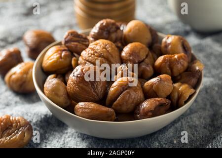 Organische ohne Schale gebratene Kastanien in eine Schüssel geben. Stockfoto