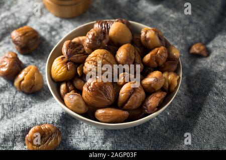 Organische ohne Schale gebratene Kastanien in eine Schüssel geben. Stockfoto