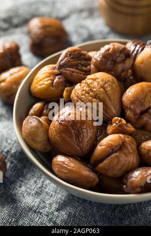 Organische ohne Schale gebratene Kastanien in eine Schüssel geben. Stockfoto
