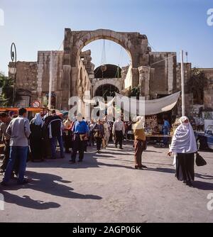 Syrien. Angenehme Straßenszenen im alten Damaskus, während die Menschen ihren täglichen Geschäftsbetrieb vor den Stadttoren des suq und des alten historischen Teils der Stadt Unternehmen Stockfoto