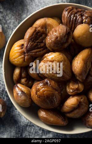 Organische ohne Schale gebratene Kastanien in eine Schüssel geben. Stockfoto